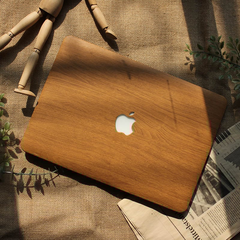 Carcasa para MacBook con Textura de Madera en Cuero Sintético "Beech Noir" - Vivaldo.