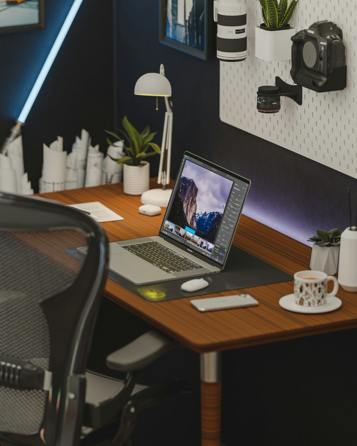 Opengeklapte MacBook Pro op een houten bureau op kantoor