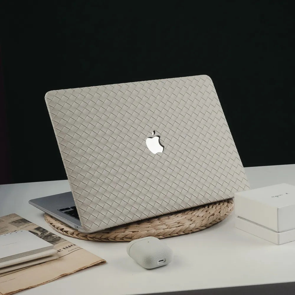 Carcasa para MacBook de piel sintética trenzada beige de Vivaldo, protectora y elegante para portátil.