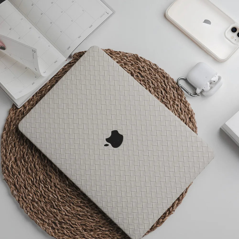 Carcasa de piel sintética trenzada beige para MacBook, protección elegante y duradera de la marca Vivaldo.
