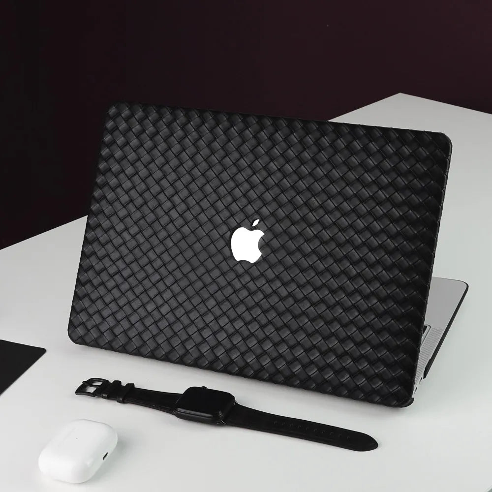 Carcasa para MacBook de cuero sintético trenzado negro de la marca Vivaldo, protección elegante para portátil.