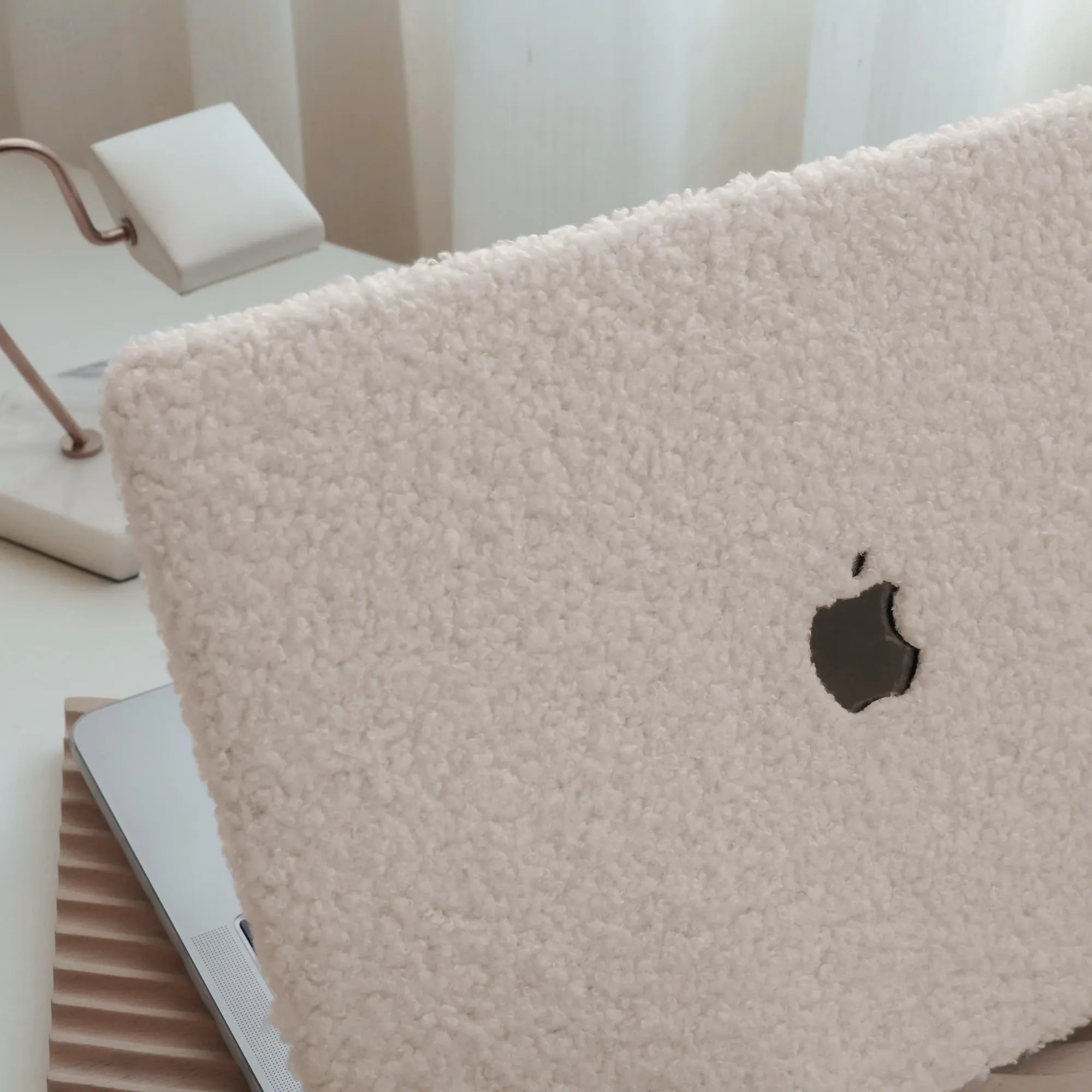 Carcasa para MacBook Vivaldo de felpa de peluche beige, suave y acolchada, diseñada para protección y estilo.