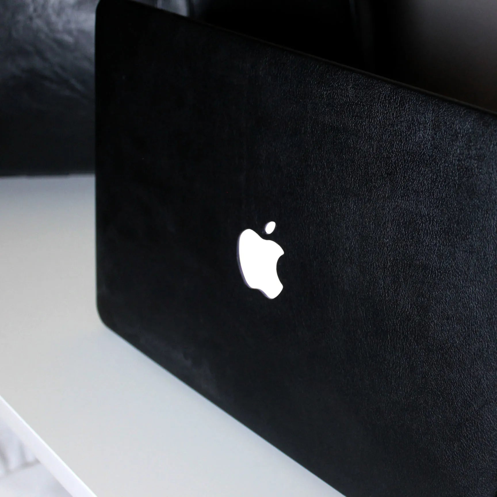 Carcasa de piel sintética negra para MacBook de Vivaldo, protección elegante y duradera para portátil.