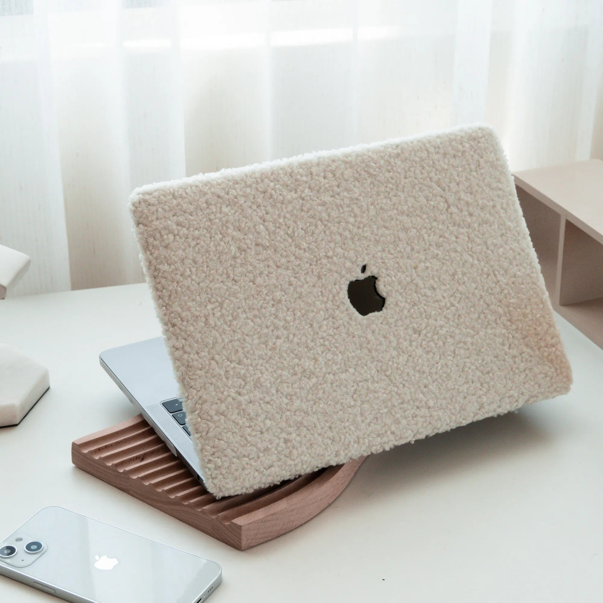 Carcasa de felpa de peluche beige para MacBook de la marca Vivaldo, con textura suave y acolchada para protección y estilo
