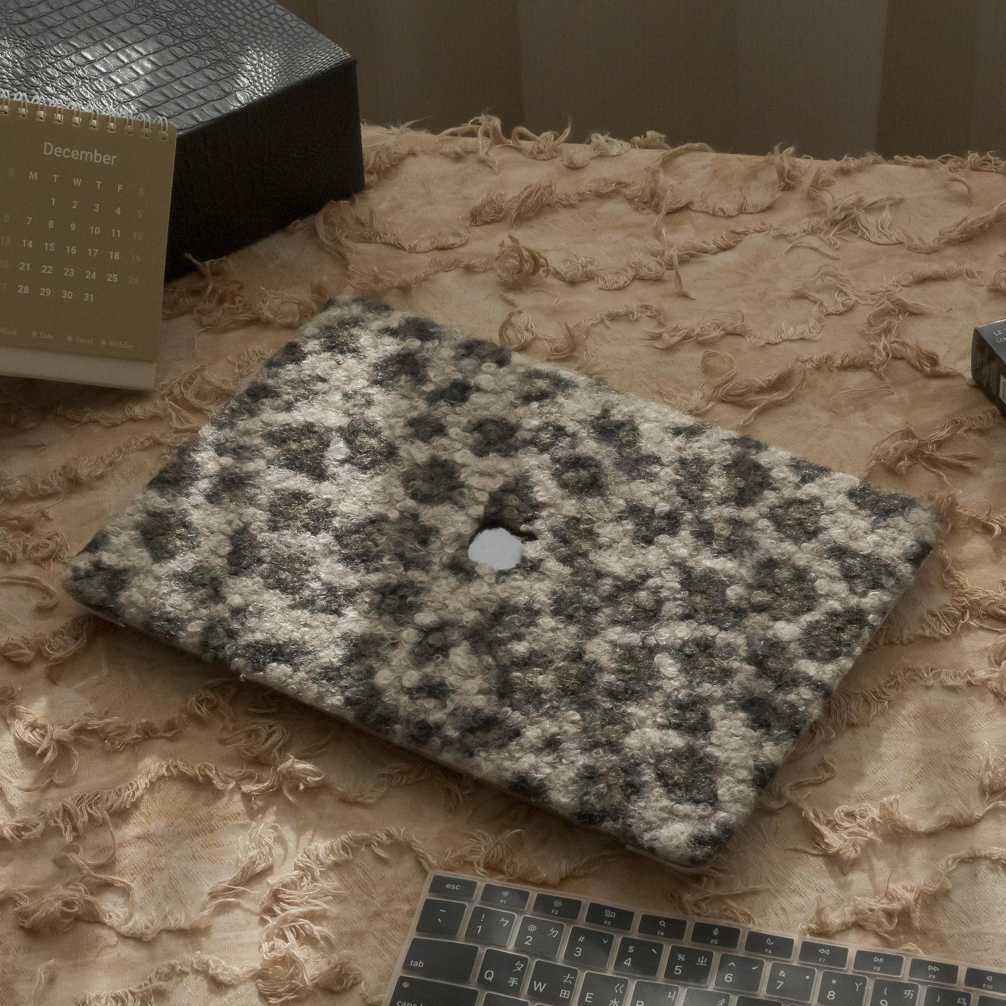 Carcasa de felpa de peluche con estampado de leopardo para MacBook, protección suave y elegante de la marca Vivaldo.