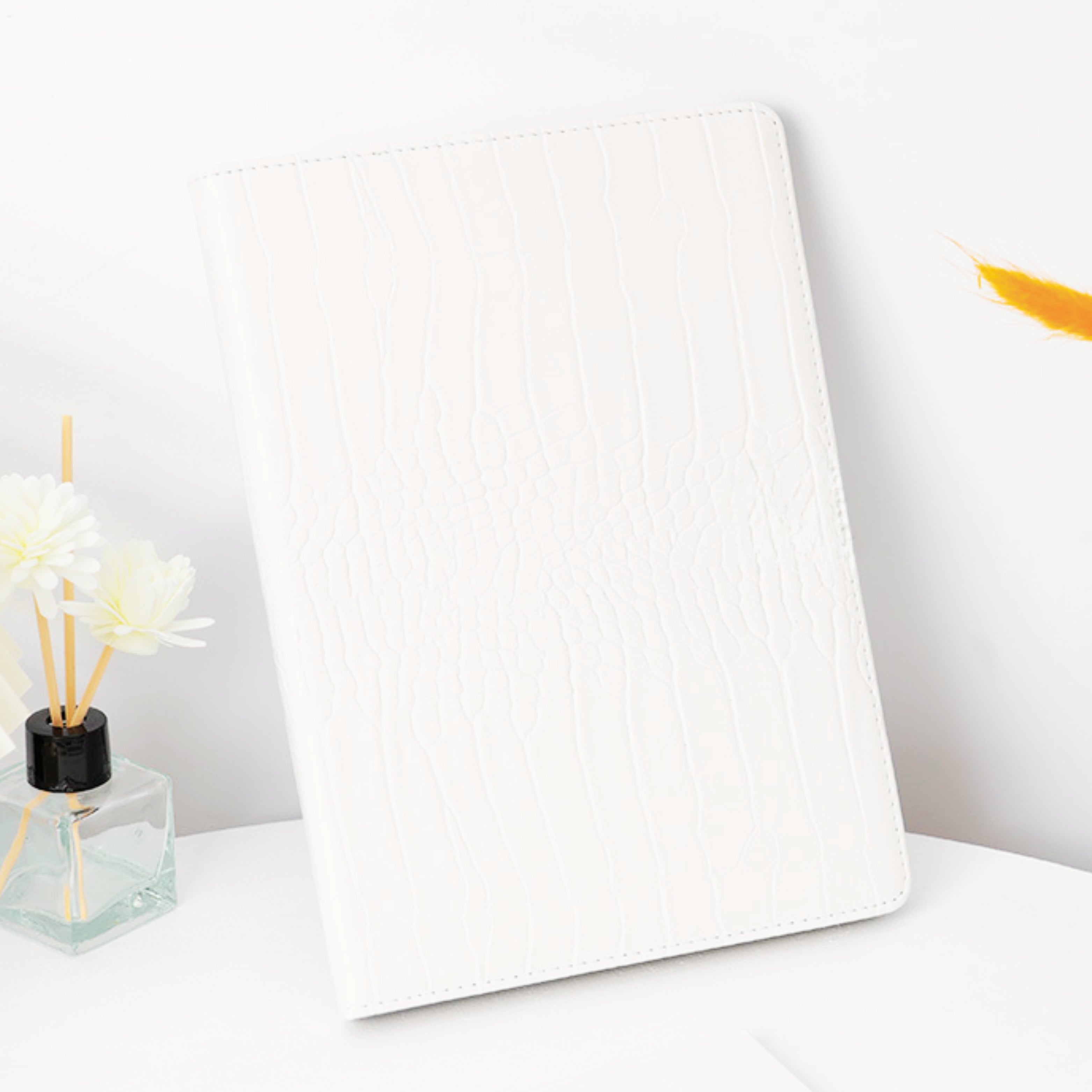 Funda para iPad de Cuero Sintético de Cocodrilo Blanco - Vivaldo