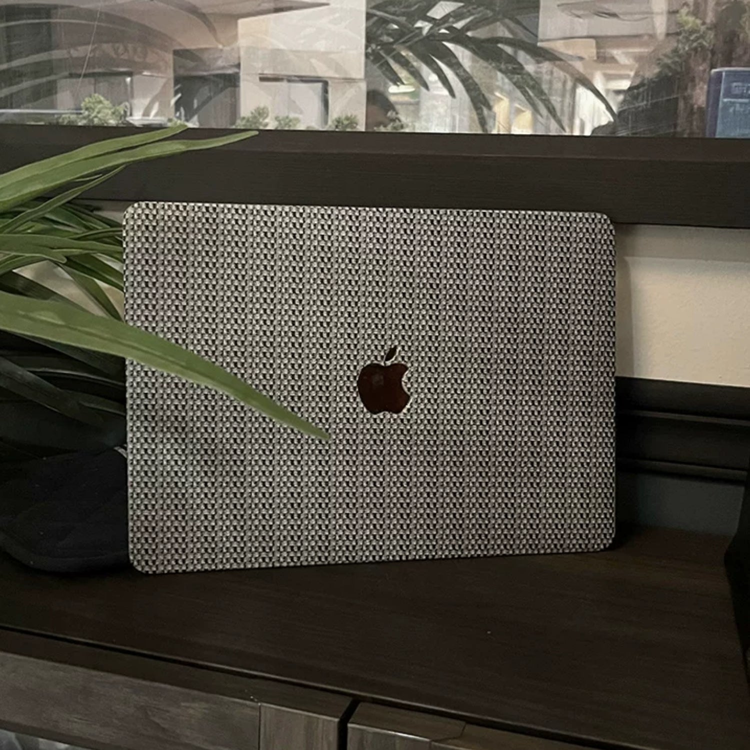 Carcasa de piel sintética para MacBook en color gris con textura tejida, protección elegante de la marca Vivaldo.