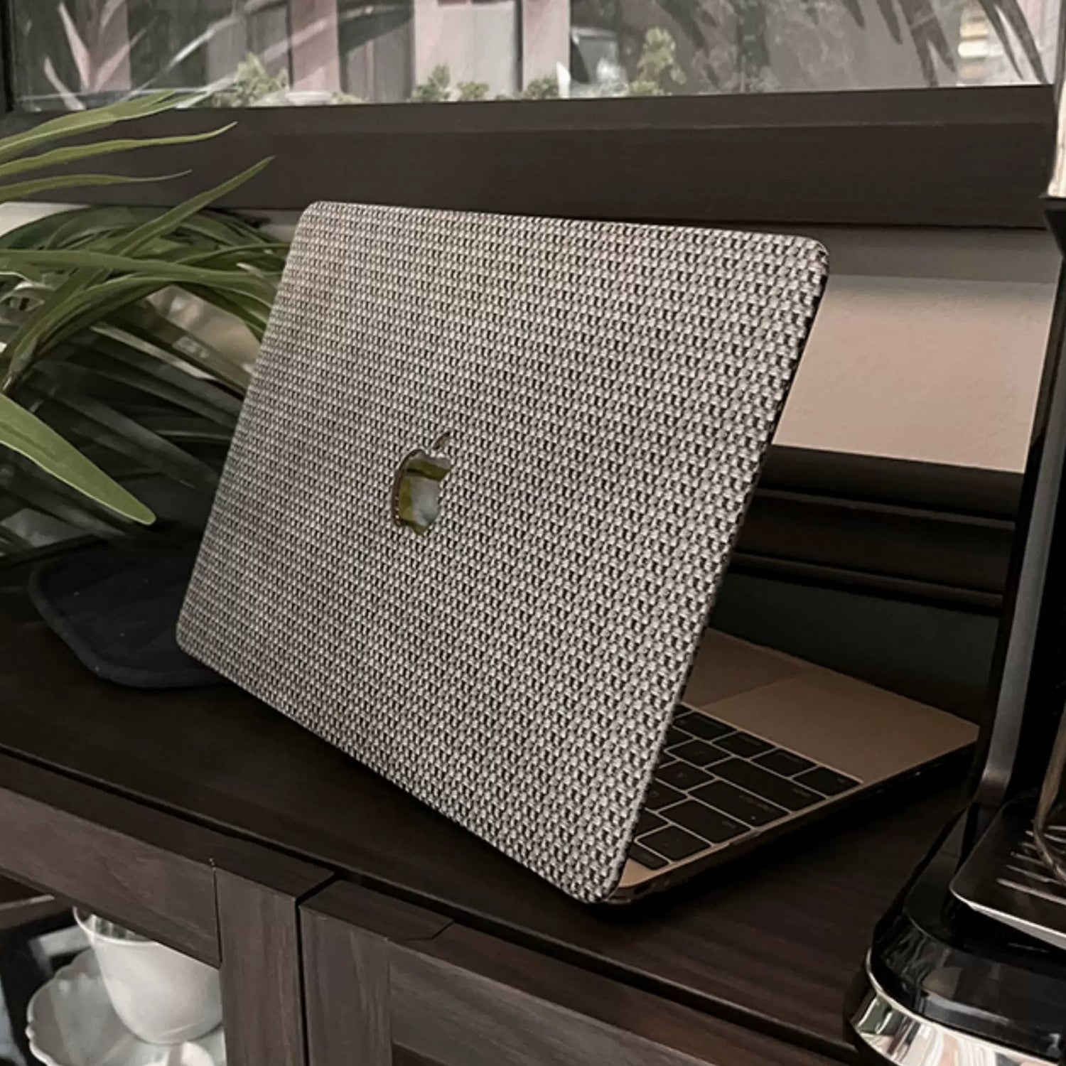 Carcasa de cuero sintético tejido gris para MacBook, protectora y elegante, de la marca Vivaldo.