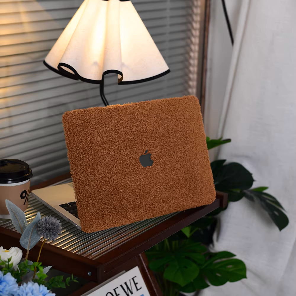 Carcasa de felpa de peluche marrón para MacBook de la marca Vivaldo, con textura suave y aspecto acolchado.