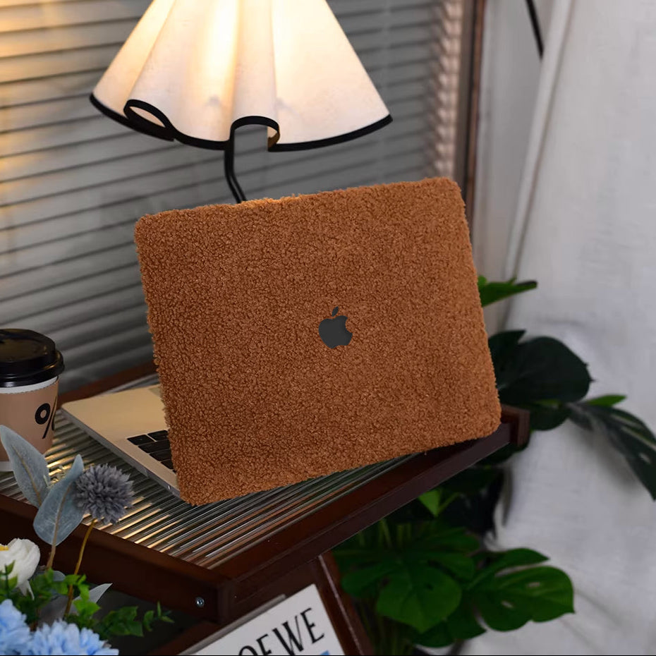 Coque MacBook Vivaldo en peluche marron, texture douce et aspect matelassé