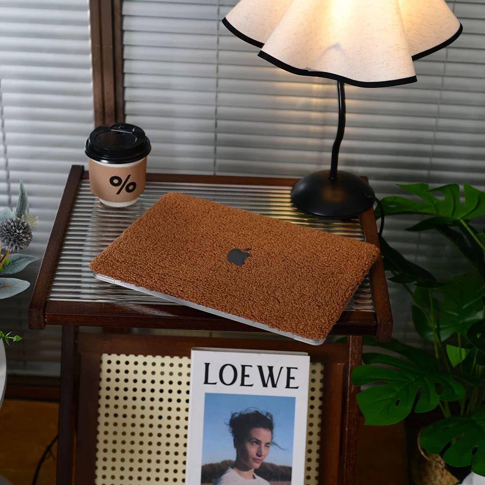 Carcasa de felpa de peluche marrón para MacBook, protección suave y acolchada de la marca Vivaldo.