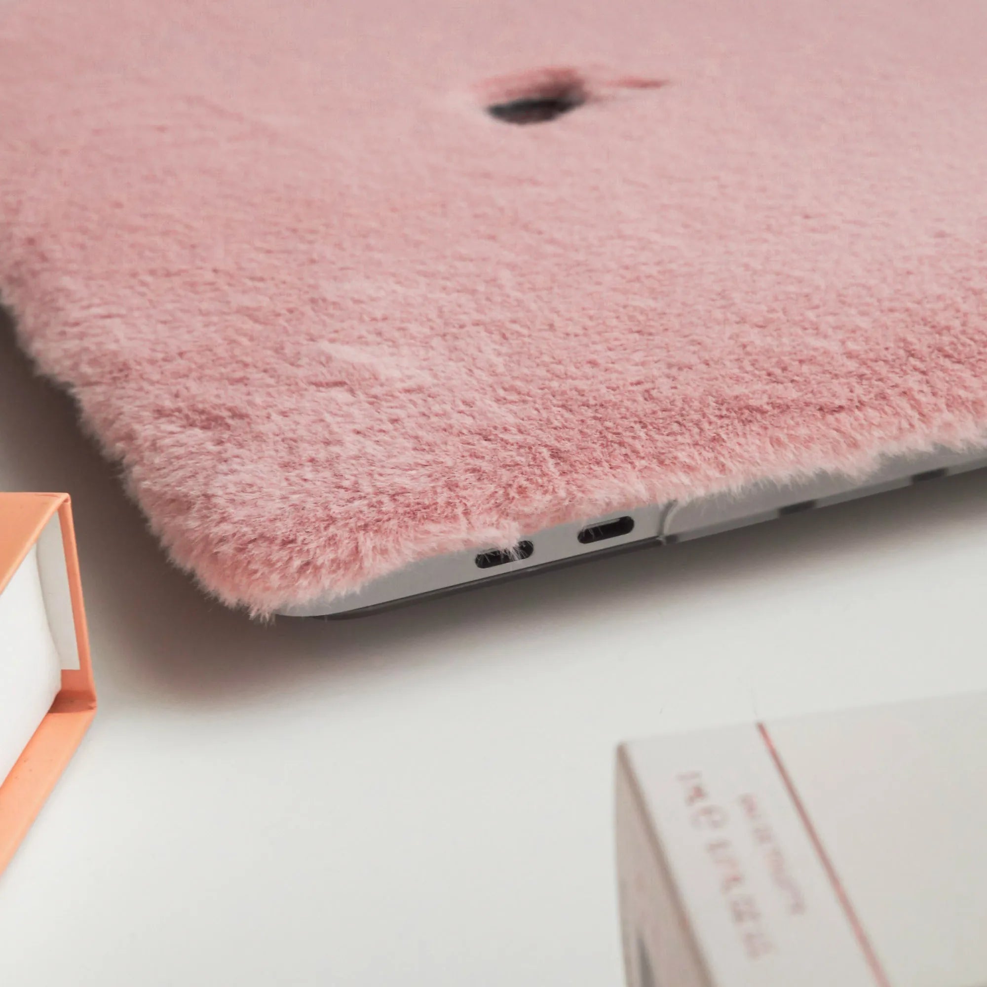 Carcasa para MacBook de felpa suave rosa de Vivaldo, protección de piel sintética con acabado peludo y cómodo para el equipo.