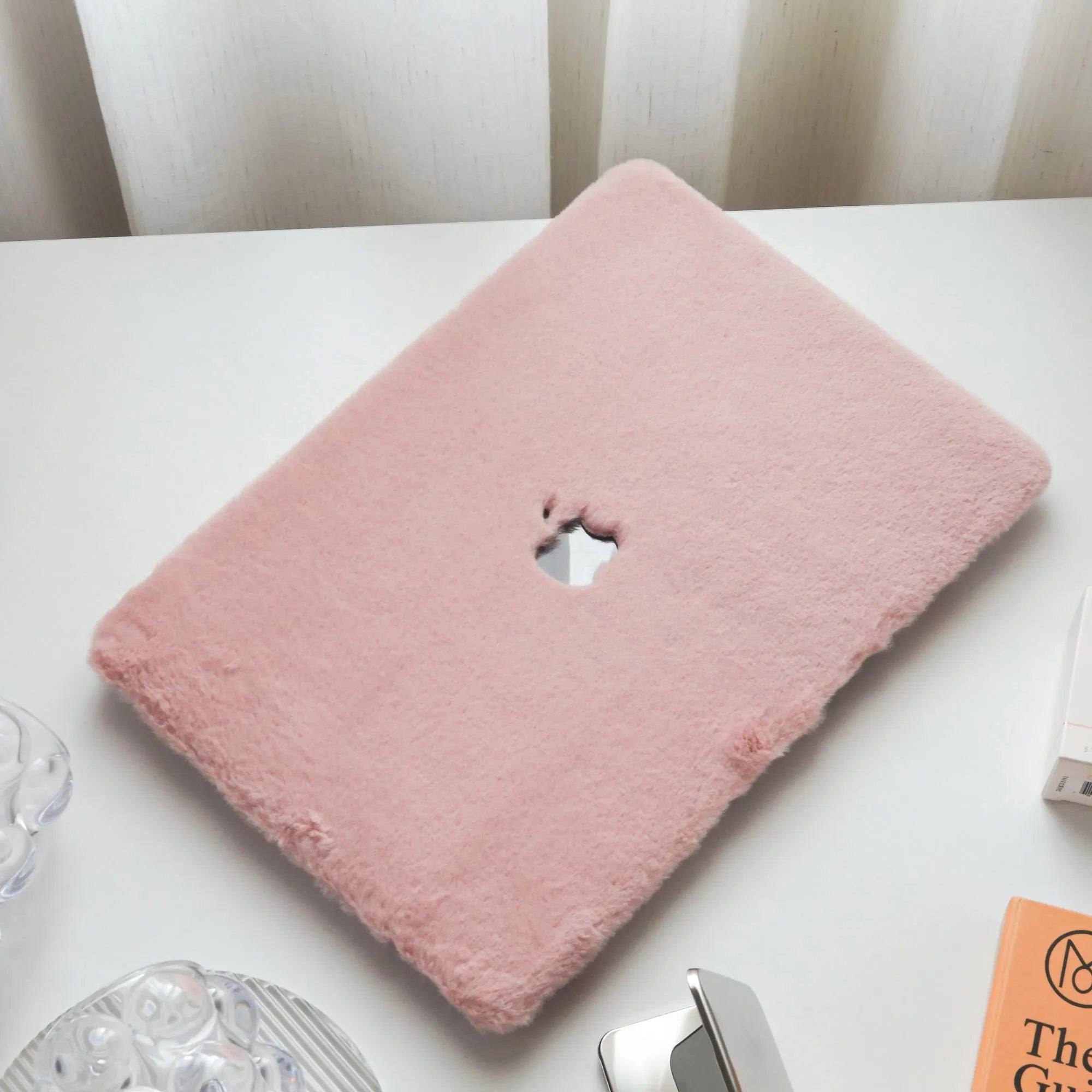 Carcasa de piel sintética Vivaldo para MacBook, forrada en felpa suave rosa, protección y estilo para tu portátil.
