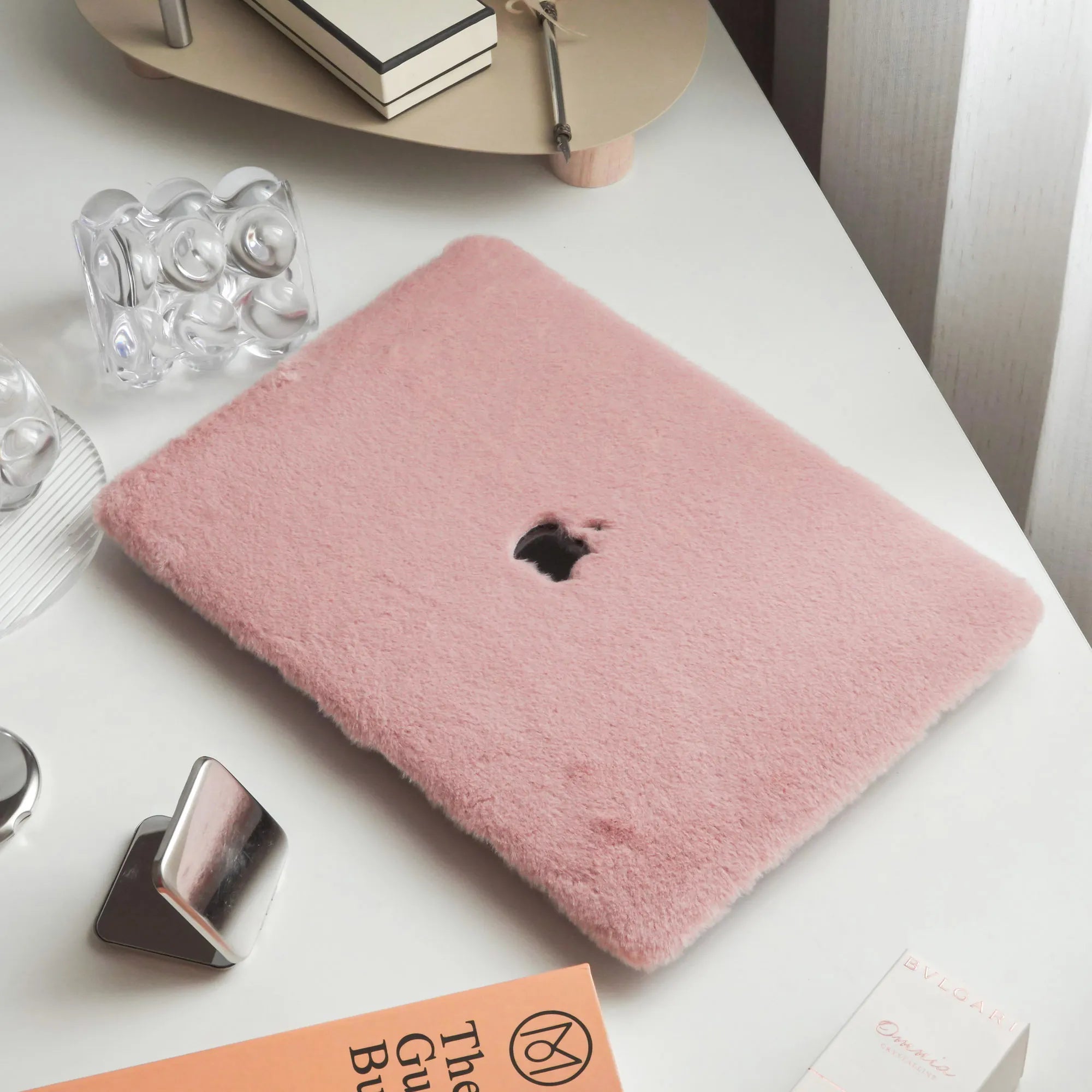 Carcasa de piel sintética para MacBook, felpa de peluche suave en color rosa, de la marca Vivaldo.