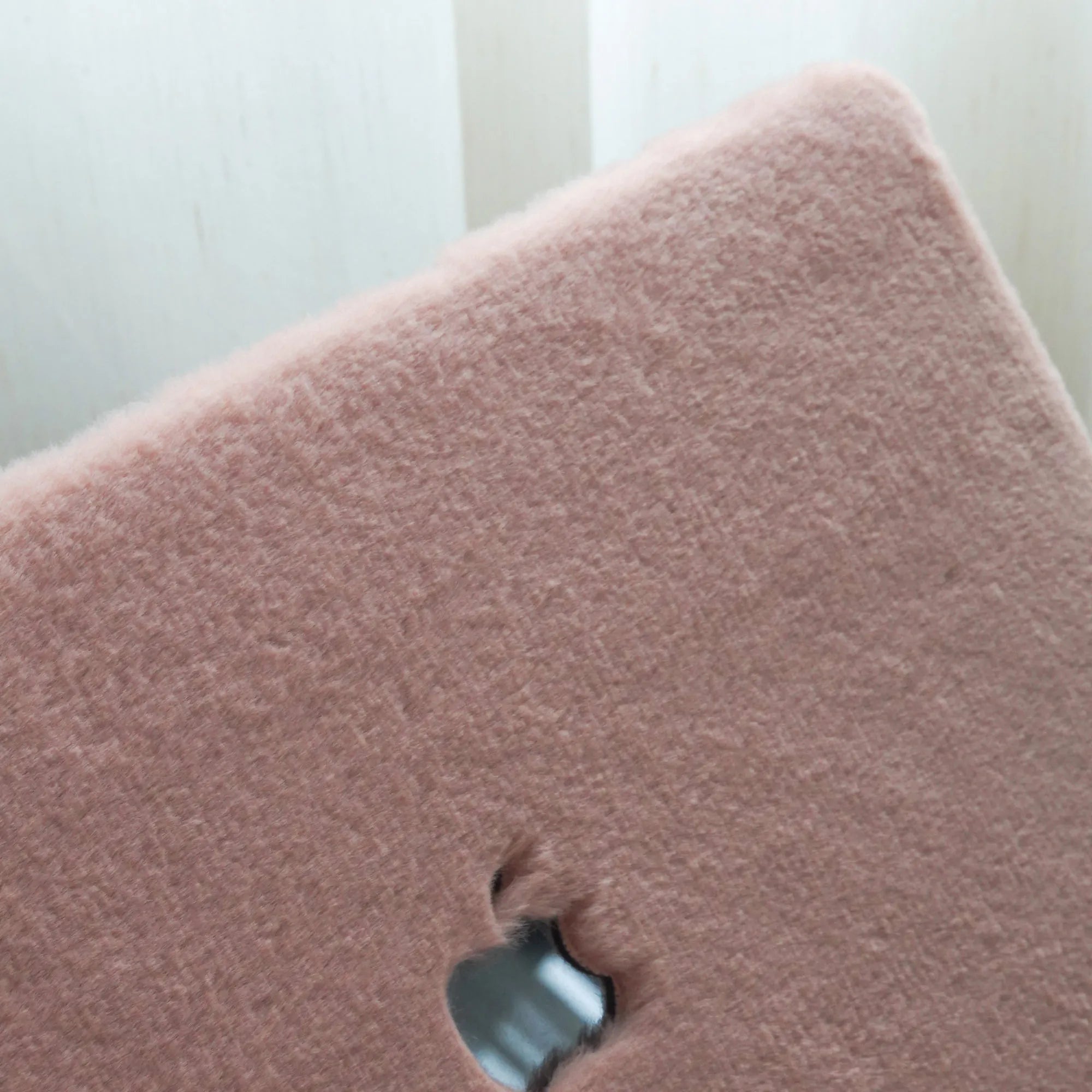 Carcasa de piel sintética para MacBook con felpa suave rosa de la marca Vivaldo, protección elegante y cómoda para portátil.