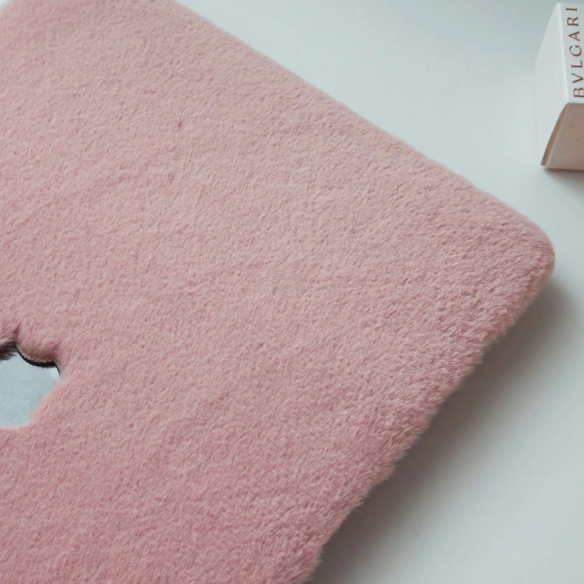 Carcasa de piel sintética rosa con felpa suave para MacBook, protección elegante y cómoda de Vivaldo.