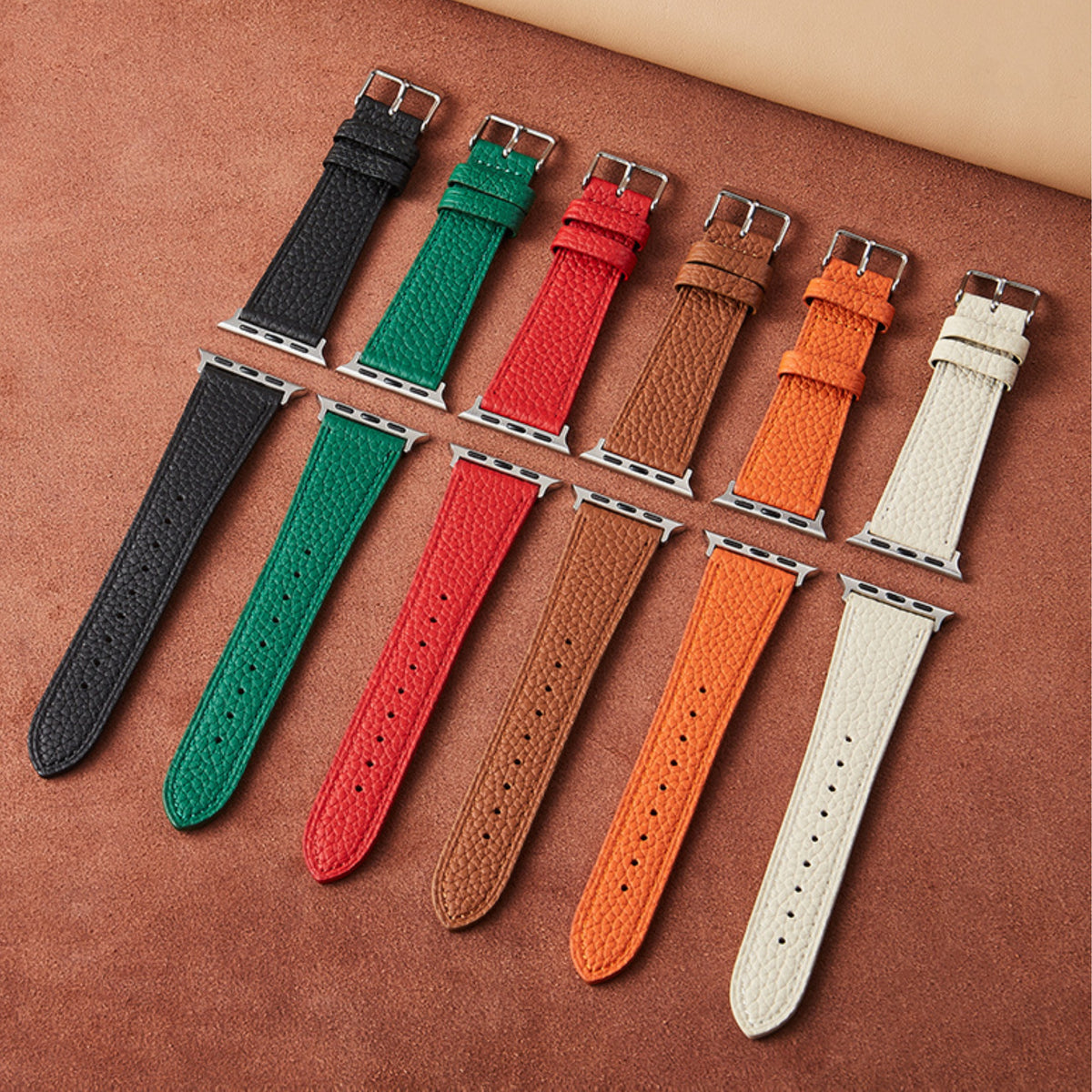 Correa ancha de cuero granulado naranja para Apple Watch de la marca Vivaldo, con cierre ajustable y diseño elegante.