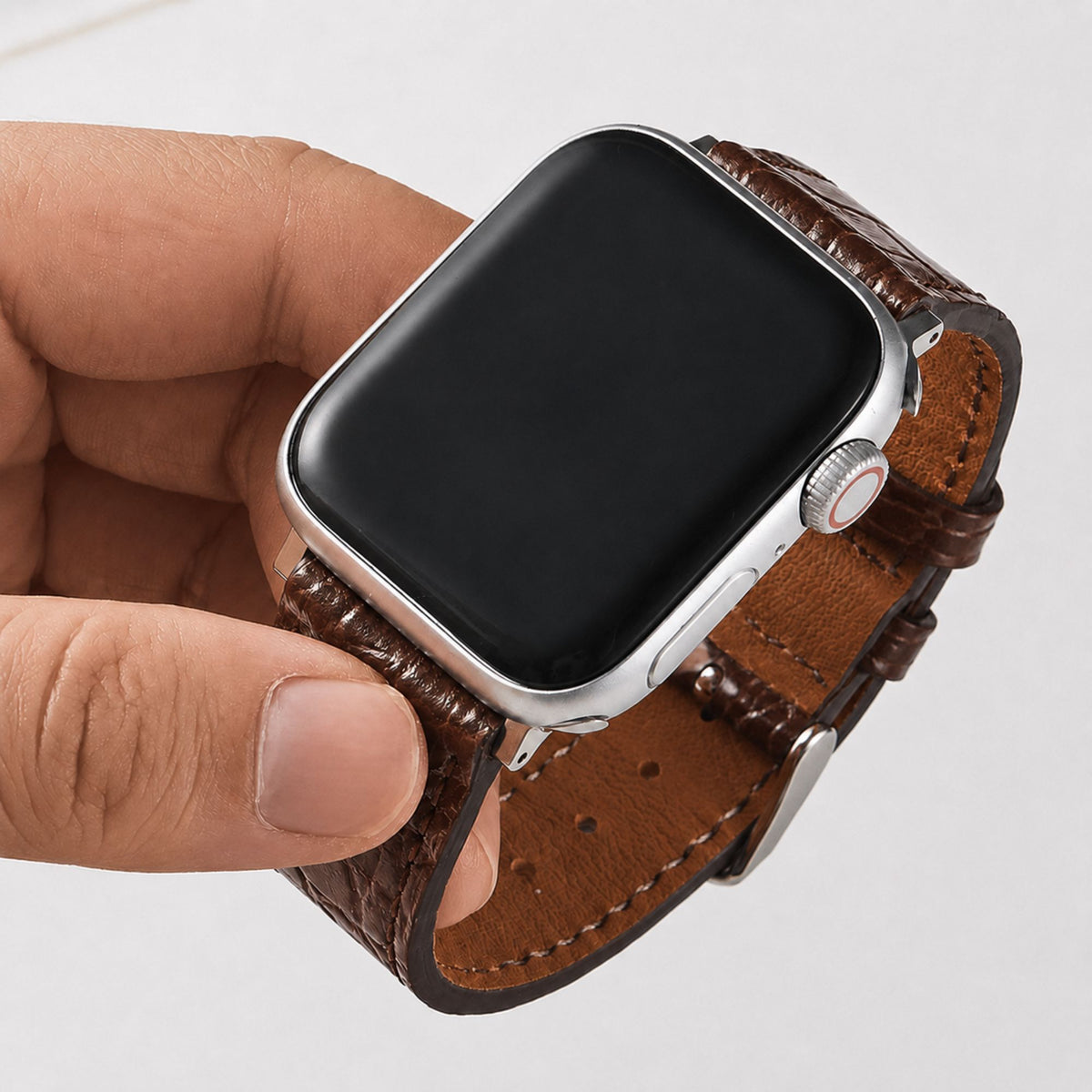 Correa de cuero con efecto cocodrilo para Apple Watch, en color café, de la marca Vivaldo, mostrando textura y cierre.