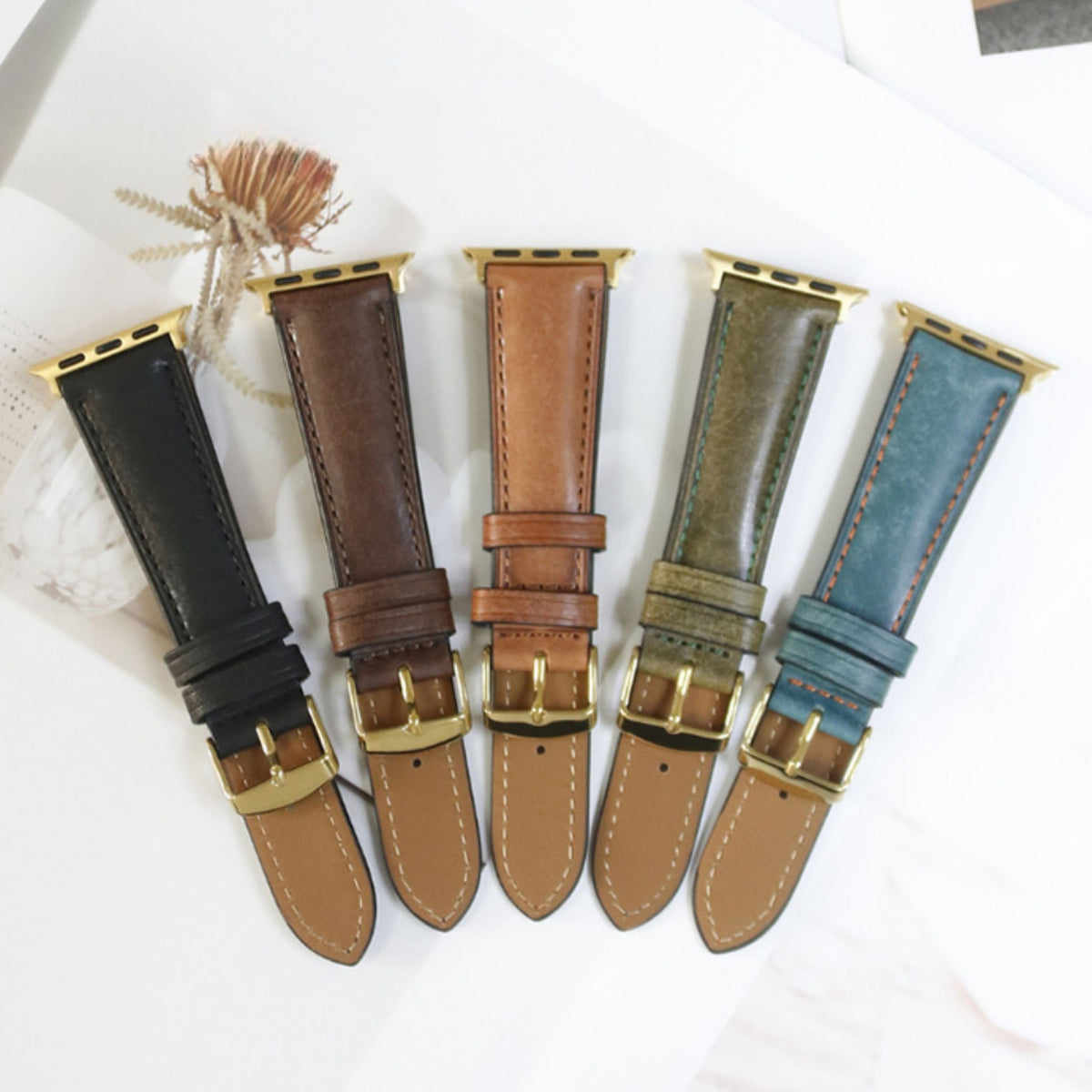 Correa de cuero vintage mate para Apple Watch en verde, de la marca Vivaldo, mostrando la textura y el diseño de la correa.