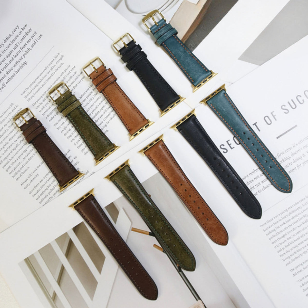 Correa de cuero vintage mate para Apple Watch en verde de la marca Vivaldo, muestra detalles de la correa en un fondo neutro.