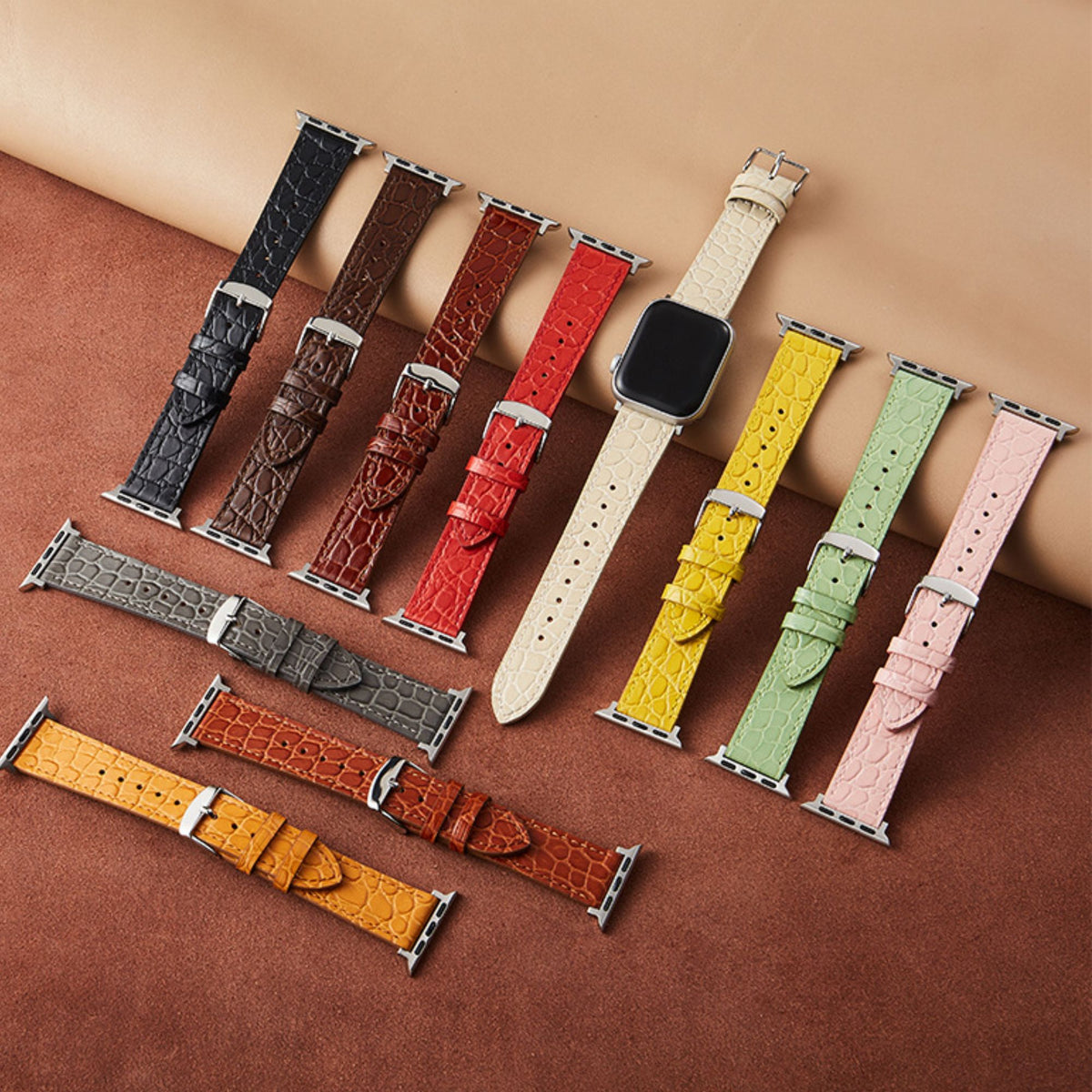 Correa de cuero con grabado de cocodrilo para Apple Watch, color camel, de la marca Vivaldo, muestra la textura y cierre de la correa.