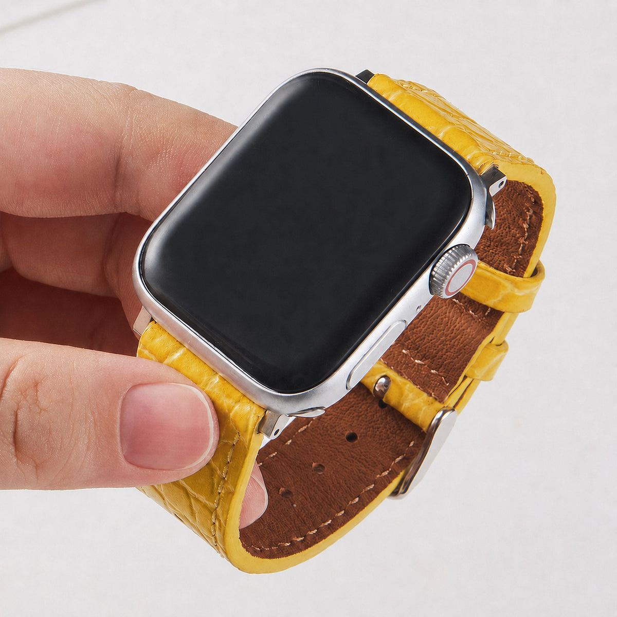 Correa de cuero con efecto cocodrilo amarilla para Apple Watch de la marca Vivaldo, muestra el diseño elegante y textura de la correa.