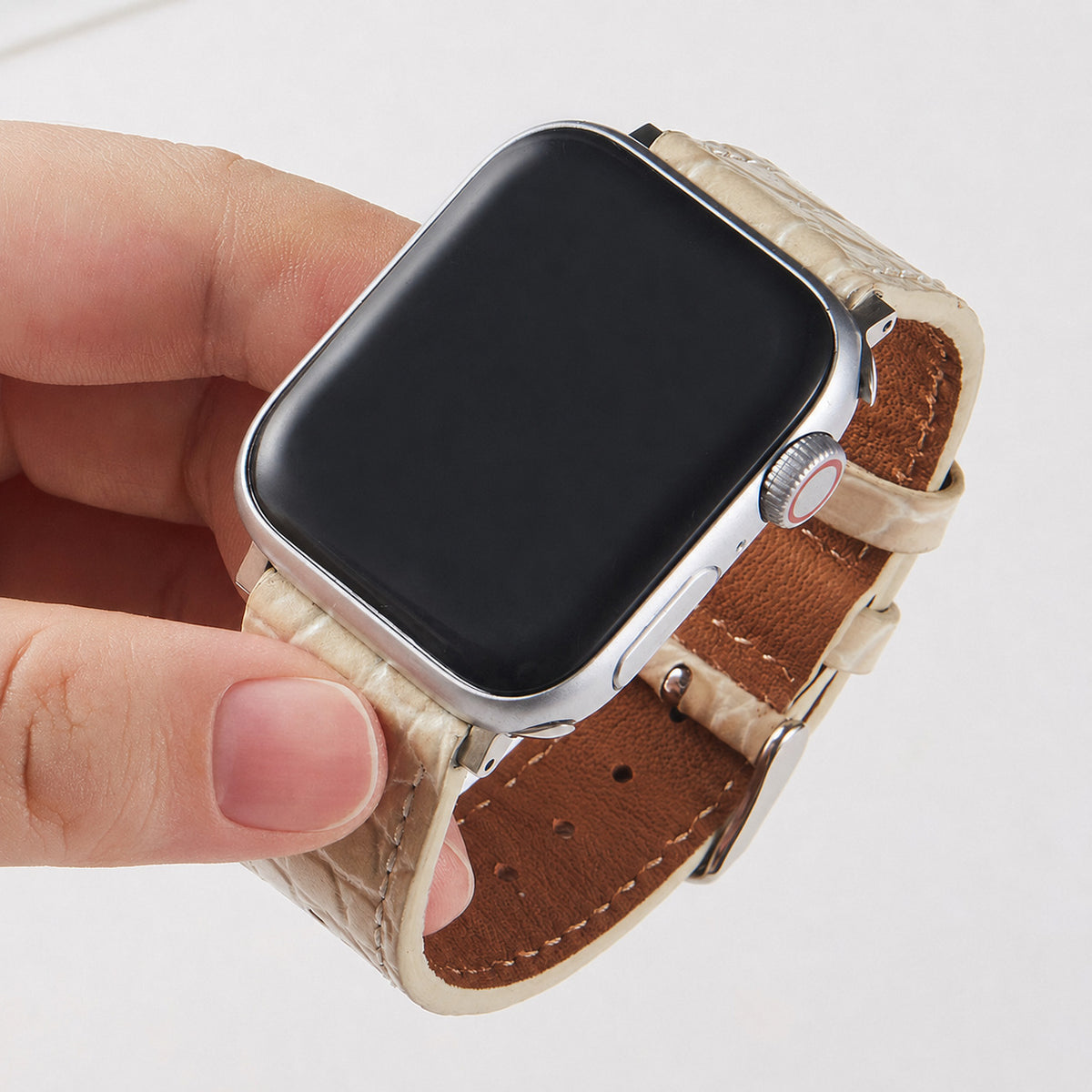 Correa de cuero con efecto cocodrilo para Apple Watch, marca Vivaldo, en color blanco marfil, vista lateral.