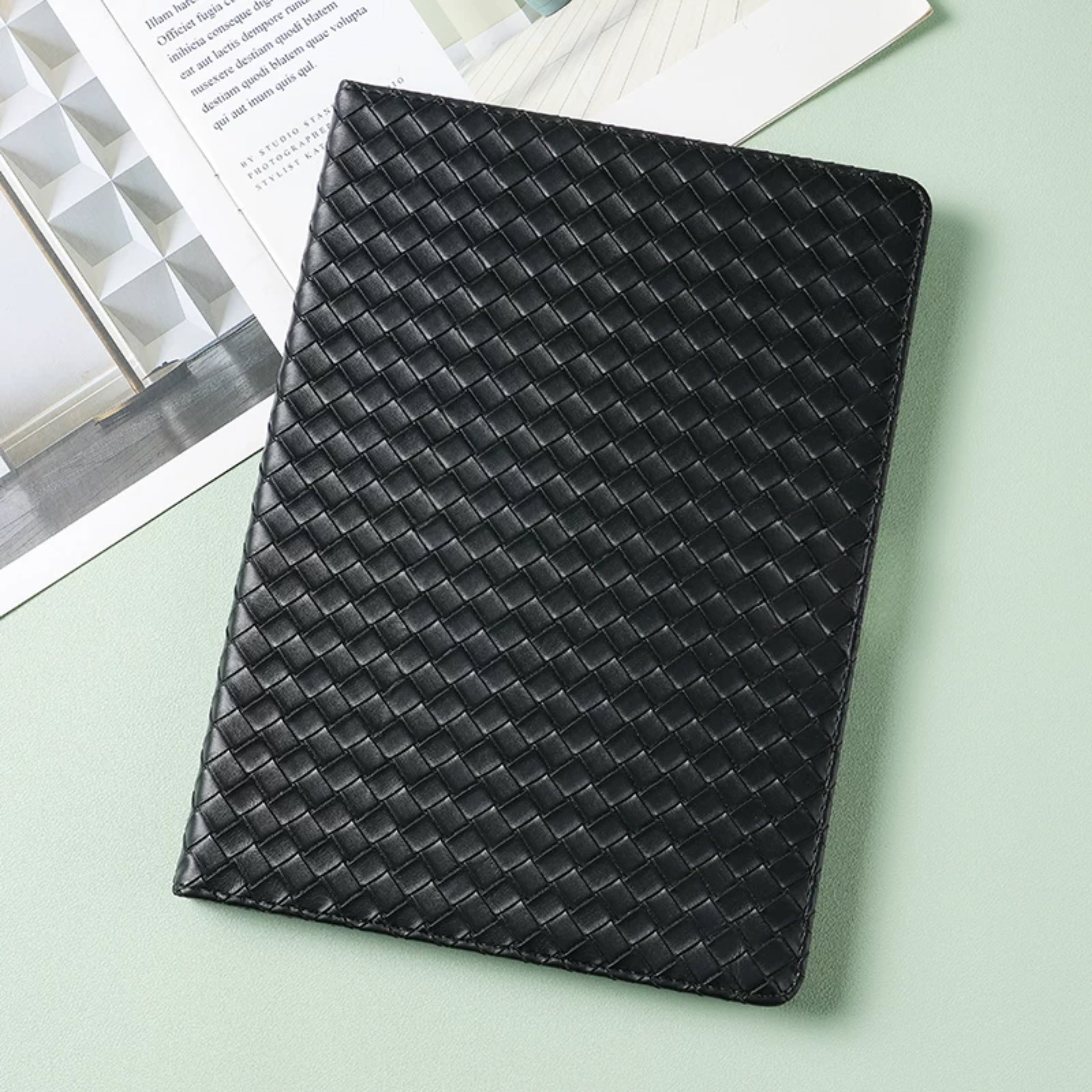 Funda para iPad de Cuero Sintético Trenzado Negro - Vivaldo