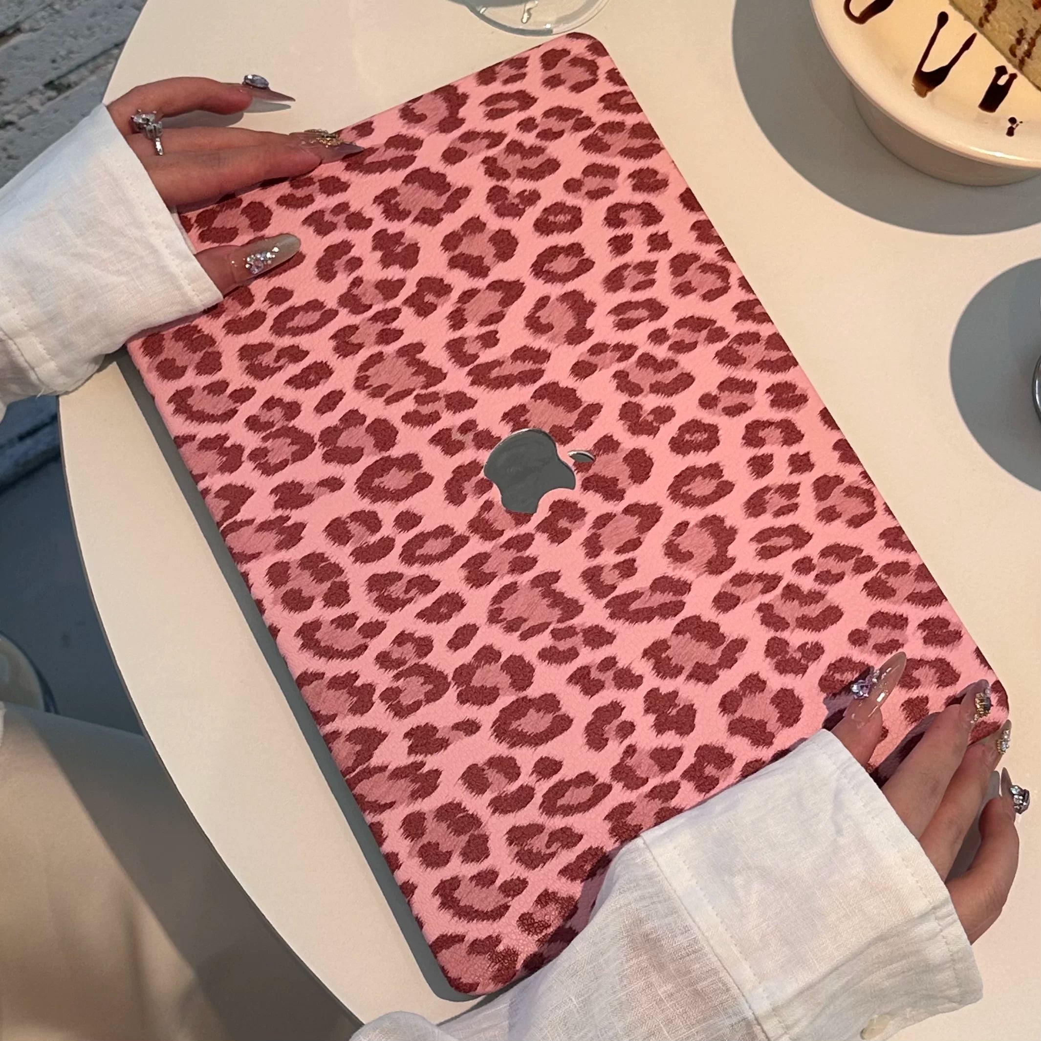 Carcasa de piel sintética Vivaldo con estampado de leopardo rosa para MacBook, protección elegante y moderna.