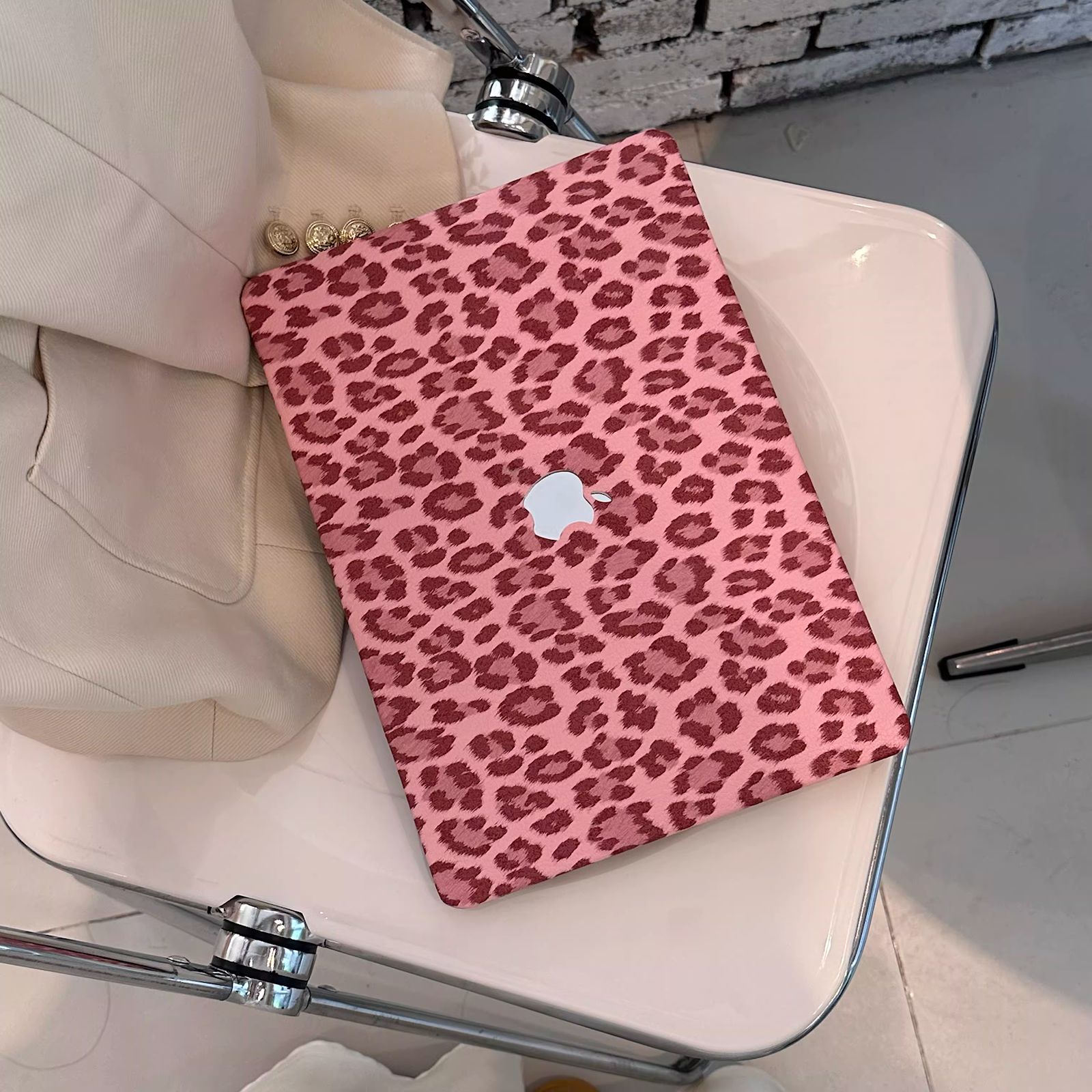 Carcasa de piel sintética para MacBook con estampado de leopardo rosa, protección elegante de la marca Vivaldo.