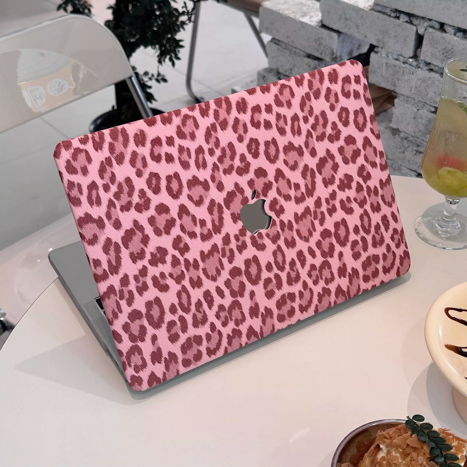 Carcasa de piel sintética con estampado de leopardo rosa para MacBook, protección y estilo de la marca Vivaldo.