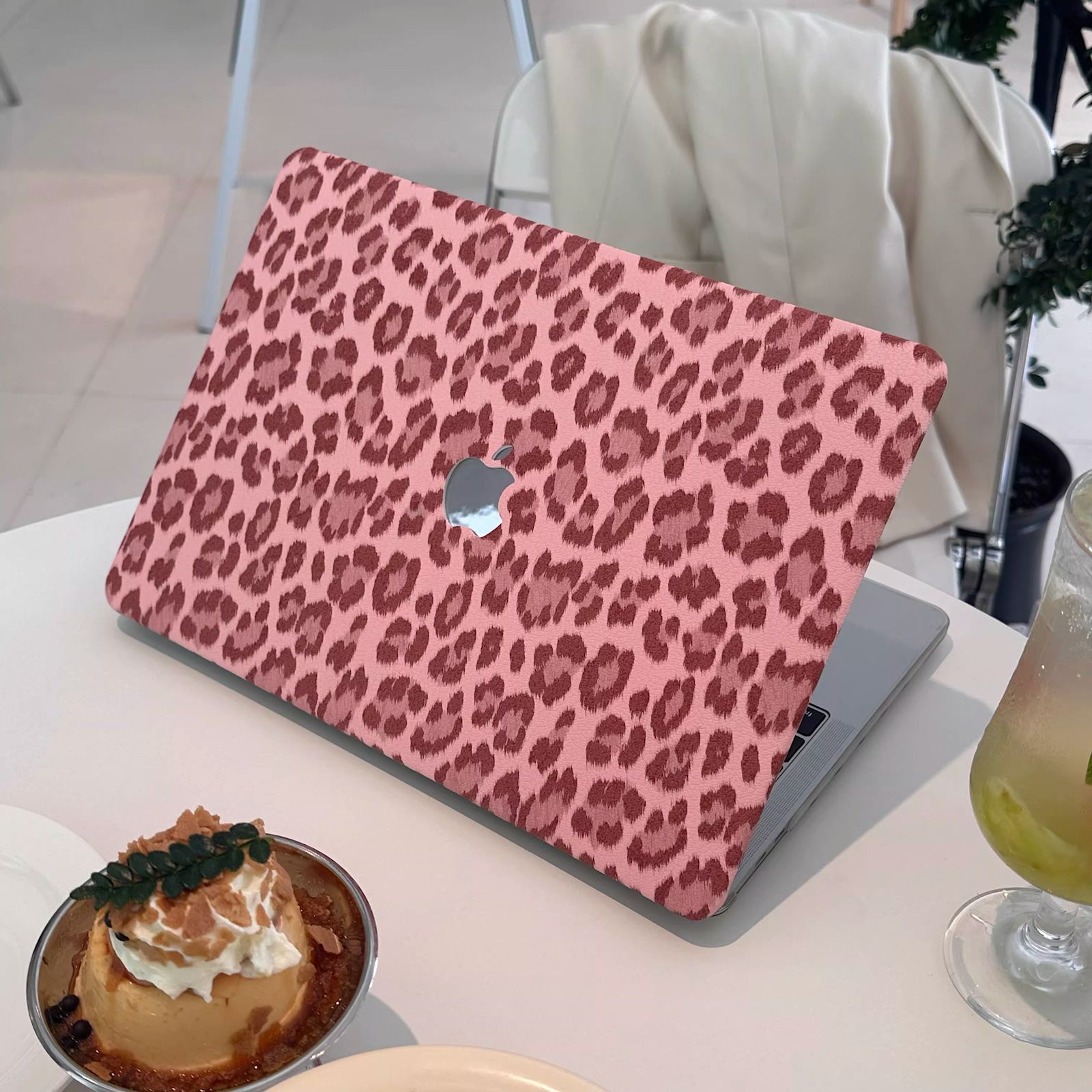 Carcasa de piel sintética Vivaldo con estampado de leopardo rosa para MacBook, protección y estilo en un diseño elegante.