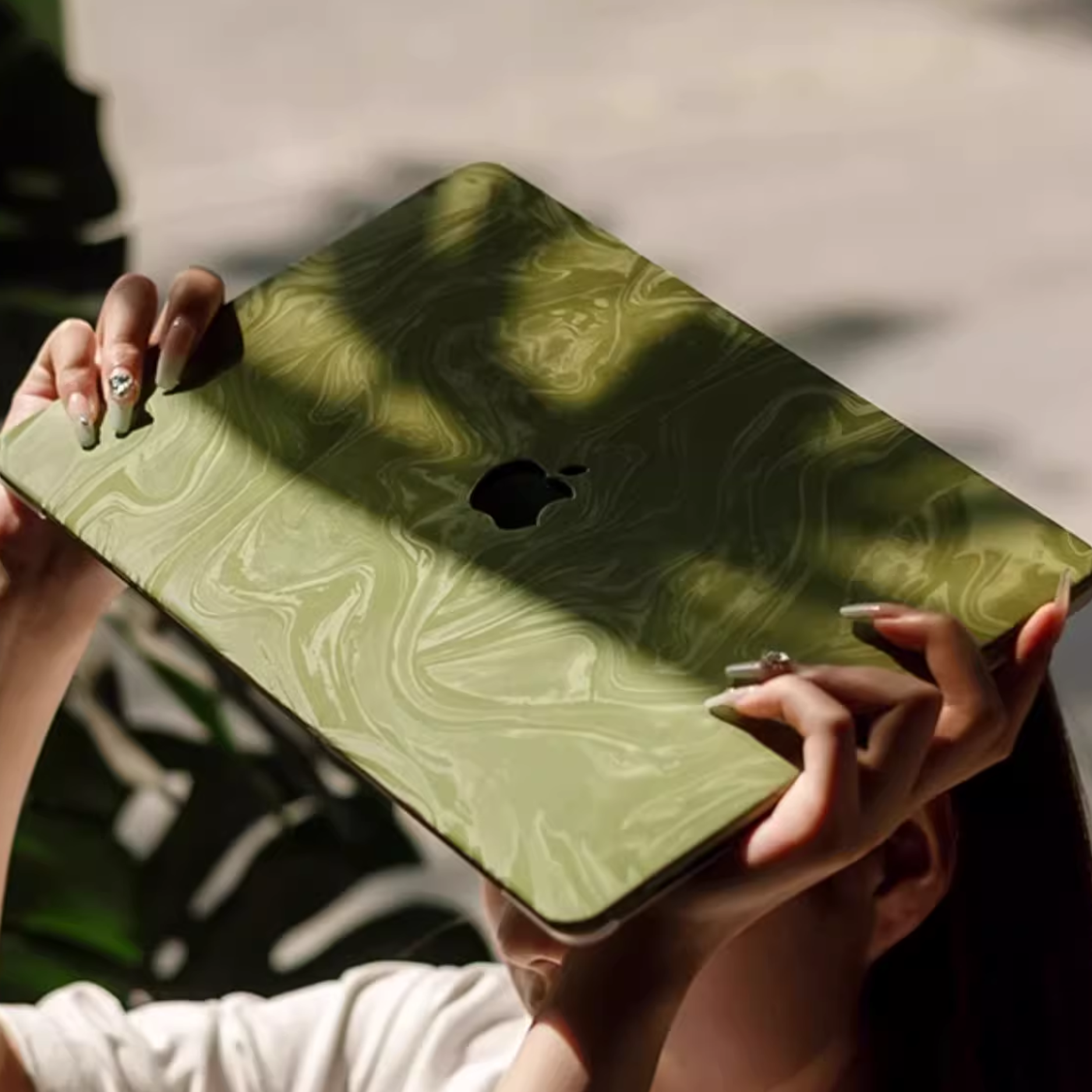 Carcasa para MacBook con Efecto Aguas en Verde Oliva "Serenity"