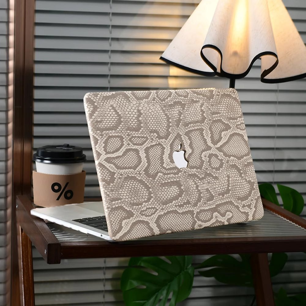 Carcasa para MacBook de Cuero Sintético de Serpiente Gris Topo - Vivaldo.